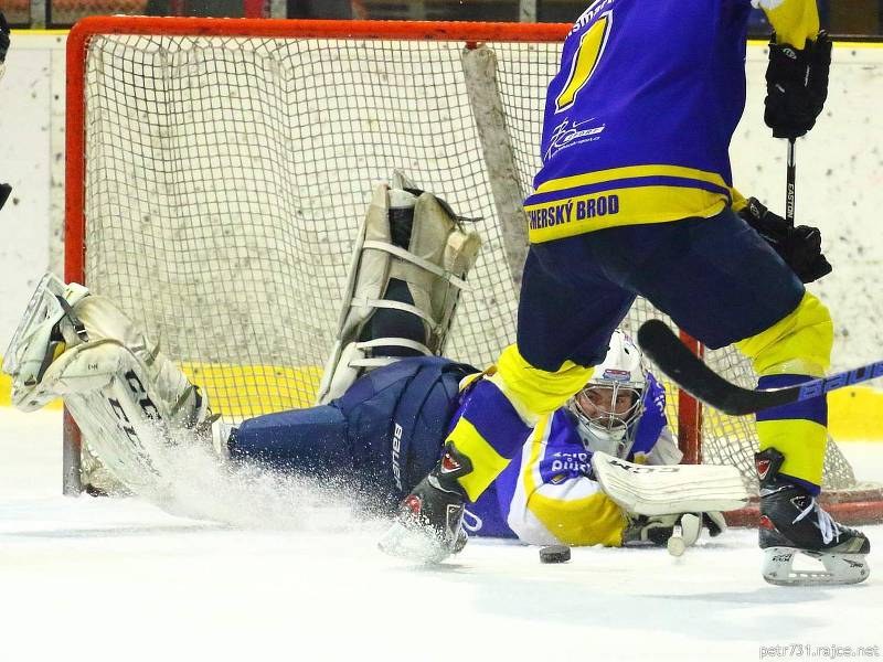 V prvním čtvrtfinálovém zápase krajské hokejové ligy porazila Minerva Boskovice (bílé dresy) Spartak Uherský Brod 4:2.