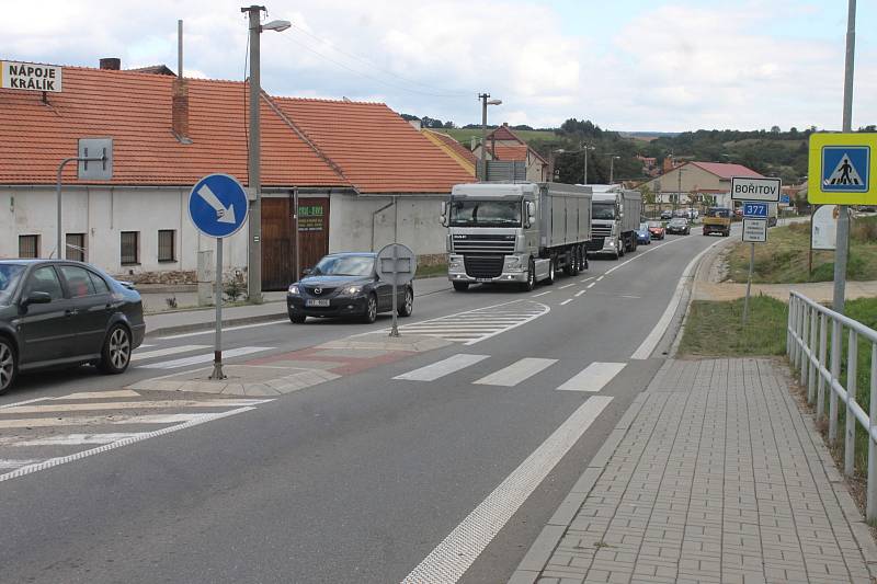 Kvůli nehodě dvou nákladních aut byla v úterý odpoledne asi na tři hodiny zavřená silnice u Černé Hory.