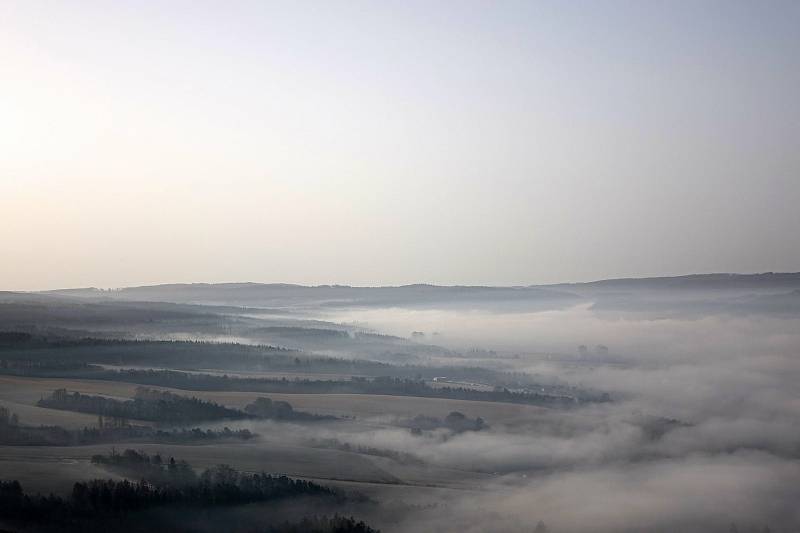 První letošní let a série nádherných fotografií. Paraglidistu Petra Buchtu z Adamova na Blanensku zlákala předpověď počasí k výletu na motorovém křídle. Do vzduchu vystartoval ve středu z kotvrdovického letiště krátce před půl osmou ráno.