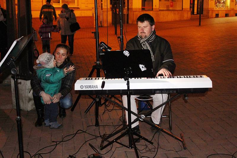 Zhruba osmdesát lidí si přišlo ve středu v podvečer zazpívat koledy s Deníkem na Rožmitálovu ulici v Blansku. V přátelské a vánoční atmosféře si příchozí zazpívali společně se souborem Bacz Band.