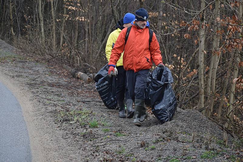 Dobrovolníci sbírali v sobotu odpadky v Moravském krasu na Blanensku. Zaměřili se na okolí silnic. Na snímku úsek mezi Josefovem a Olomučany.