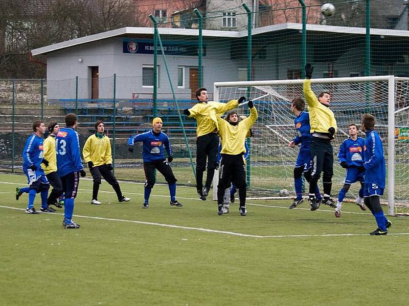 Kromě nestandardního povrchu se hráči museli popasovat i s teplotou kolem nuly. Na hře se to naštěstí neprojevilo a mrznoucí diváci tak mohli sledovat atraktivní útočný fotbal. Boskovice remizovaly se Svitavami 1:1.