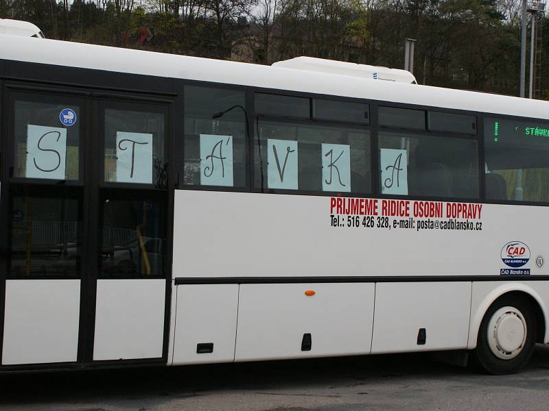 Na autobusovém nádraží v Blansku stojí jen jeden autobus - s nápisem stávka. Občas ale přijede nějaký další. Z ČAD Blansko jezdí jen tři řidiči z asi 160, ale na páteřních linkách vypomáhají řidiči z jiných společností.