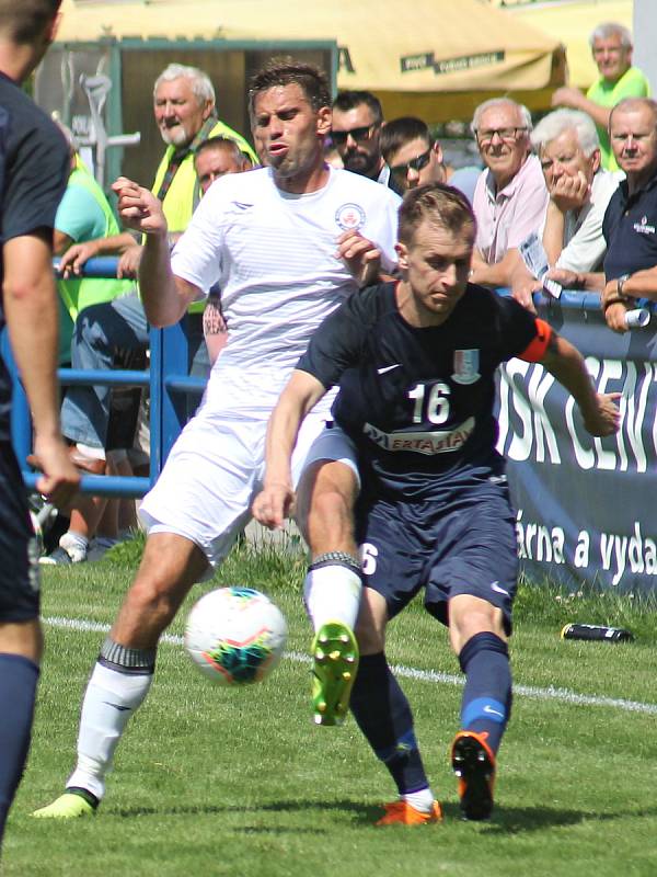 V úvodním kole nového ročníku MSFL porazil nováček FK Blansko (modré dresy) v regionálním derby tým MFK Vyškov 3:1.