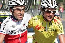 Martin Mareš (vlevo) se stájovým kolegou a vítězem německé Sachsen – Tour Patrikem Sinkewitzem. 