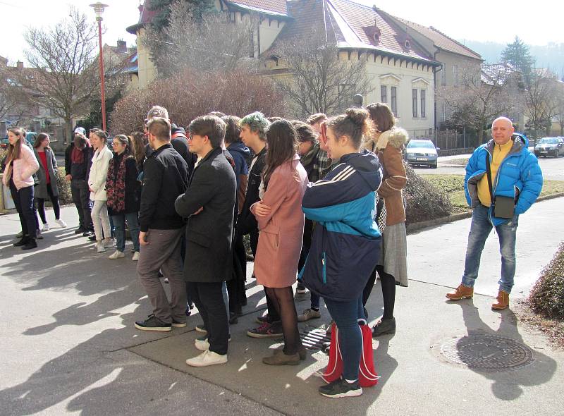 Před boskovickým gymnáziem manifestovala zhruba padesátka studentů.