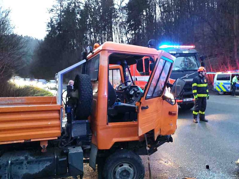 Nehoda auta a multikáry zablokovala provoz na rušné silnici mezi Blanskem a Lipůvkou.