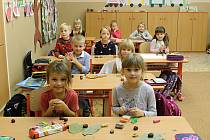 Žáci první třídy Základní školy v Knínicích.