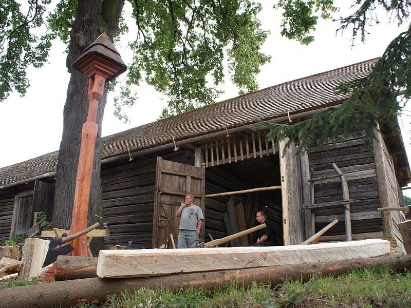 První jarmark řemesel uspořádali v sobotu v Horním Smržově při příležitosti otevření rekonstruovaných objektů lidové architektury. 