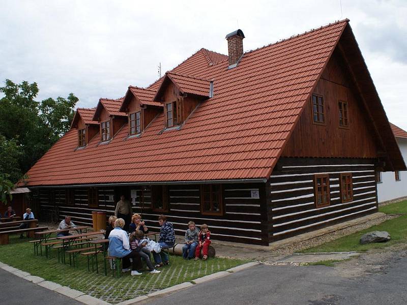 První jarmark řemesel uspořádali v sobotu v Horním Smržově při příležitosti otevření rekonstruovaných objektů lidové architektury. 