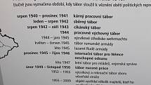 Muzeum romské kultury pořádá pietní shromáždění k uctění obětí holocaustu z bývalého cikánského tábora Žalov. Letos otevřeli první část nového památníku – zrekonstruovaný dřevěný barák.