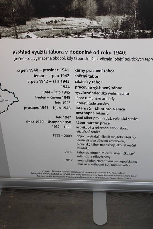 Muzeum romské kultury pořádá pietní shromáždění k uctění obětí holocaustu z bývalého cikánského tábora Žalov. Letos otevřeli první část nového památníku – zrekonstruovaný dřevěný barák.