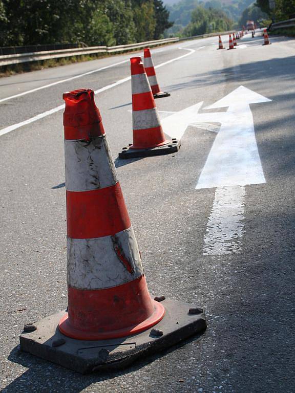 Silničáři v těchto dnech na Blanensku opravují vodorovné dopravní značení.