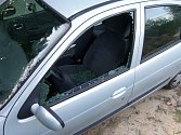 Do aut se dvaapadesátiletý zloděj dostával rozbitím jednoho z okének. Lákaly ho především věci nechané na sedačkách.
