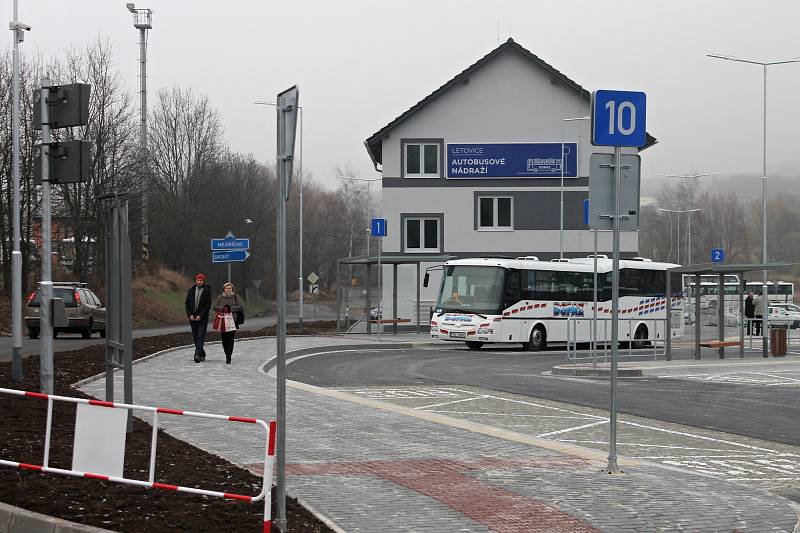 Nové autobusové nádraží v Letovicích je bezbariérové se zázemím pro řidiče i cestující. Je na něm devět odjezdových stání a jedno příjezdové, výstupní. Zatím je však prázdné a autobusy dál kličkují v ucpané Nádražní ulici.