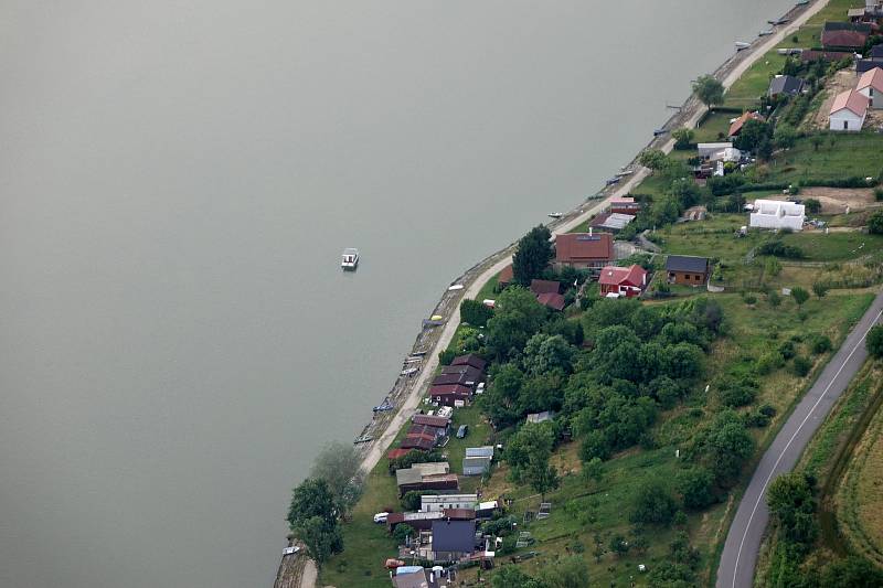 Paraglidista Petr Buchta z Adamova na Blanensku tentokrát vyměnil krásy Moravského krasu z ptačí perspektivy za kraj vinic, řeky Dyje a jezer pod Pálavou. Poznáte, nad kterými místy na Břeclavsku a v Rakousku létal? Se svolením Petra Buchty