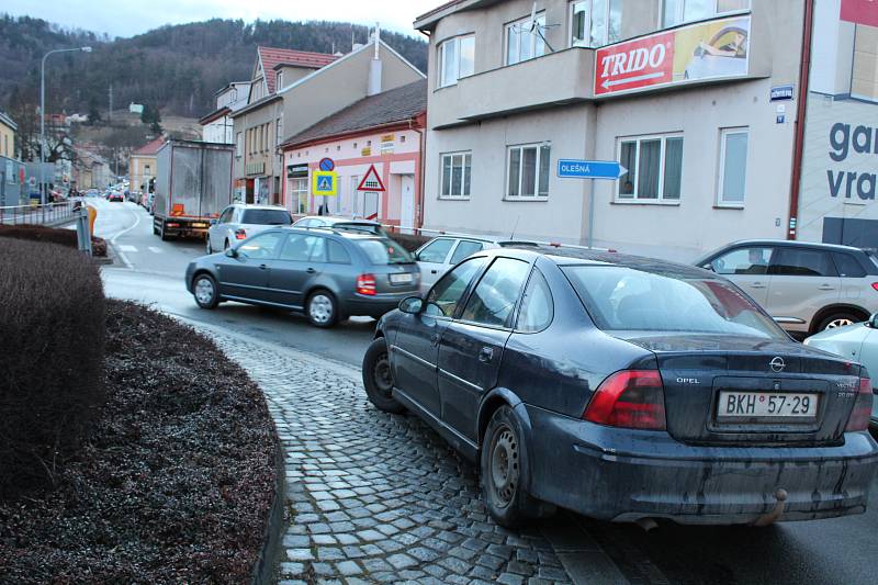 Na přejezdu u vlakové zastávky Blansko-město se v pondělí odpoledne porouchalo zabezpečovací zařízení. Tvořily se kolony.