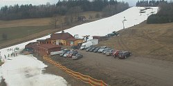 Sjezdovky na Blanensku drtí obleva. Provozovatelé vyhlížejí mráz. Na snímku  ski areál v Olešnici.
