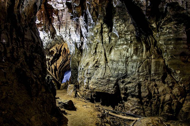 Jeskyně Býčí skála.