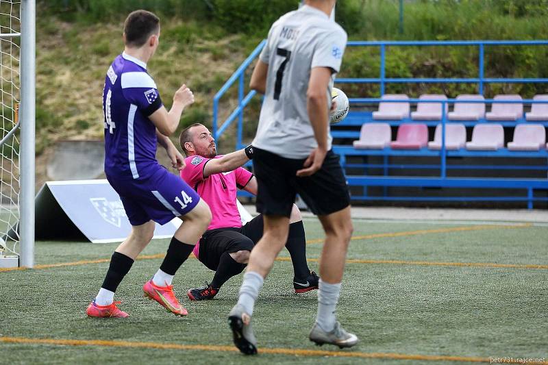 Blanensko (ve fialovém) vypadlo v play-off Superligy malého fotbalu s Mostem.