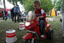 Velkou atrakcí na dětském dni byla loni jízda na lektro motorce a autíčku.