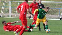 V utkání krajského přeboru porazili fotbalisté Tatarnu Bohunice (červené dresy) Olympii Ráječko 5:2.