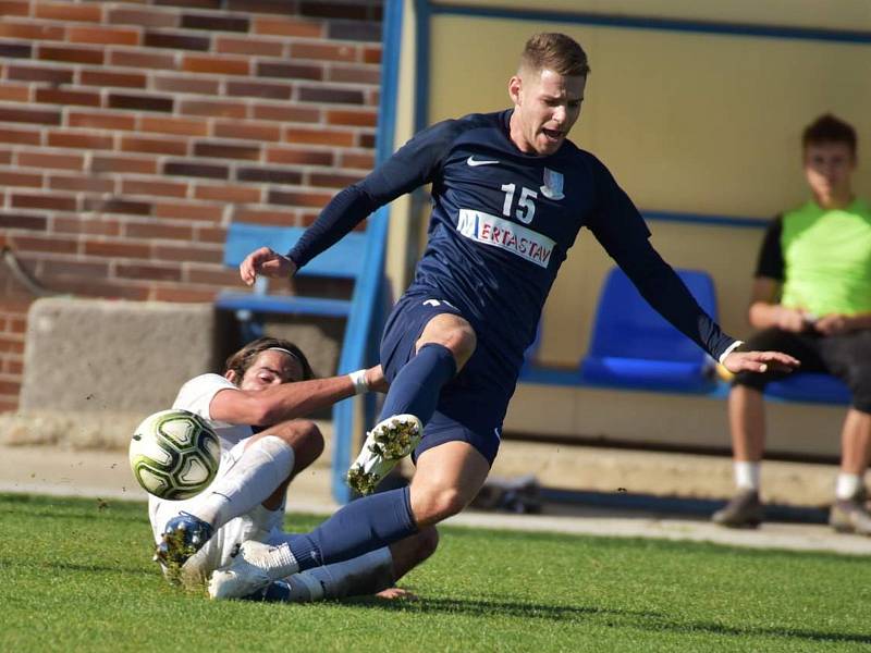 První vítězství ze hřiště soupeře si blanenský nováček (v modrém) MSFL přivezl z Kunovic, kde porazil rezervu prvoligového Slovácka 3:1.