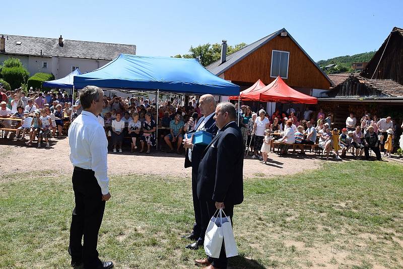 Na červnové mši pod širým nebem spojené s oslavou narozenin proběhlo také rozloučení s Jiřím Kaňou. FOTO: Jan Forbelský