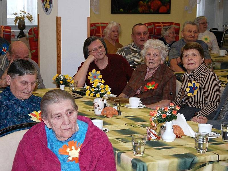 V Domově pro seniory v Letovicích žili květinovým dnem a květinovým bálem.