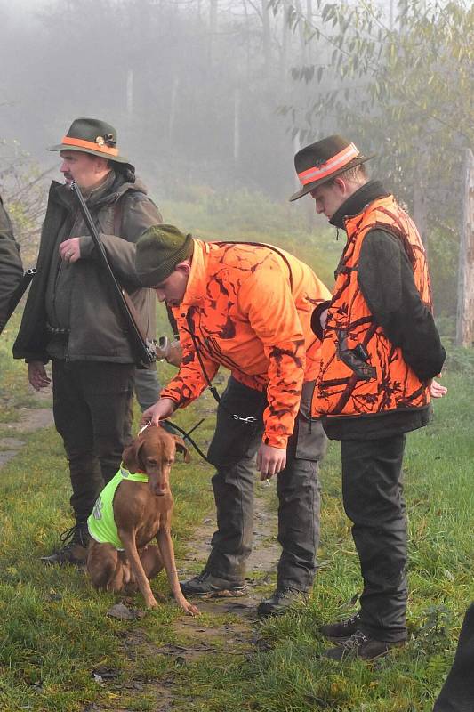 Myslivecké sdružení Rájec-Ráječko a Myslivecké sdružení Lenčov uspořádali v půlce listopadu hon na drobnou zvěr.