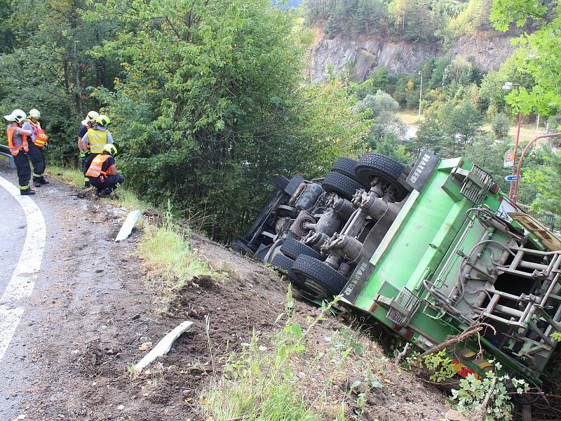 U Klepačova bourali popeláři. Kolos vážící pětadvacet tun zůstal viset ve svahu.