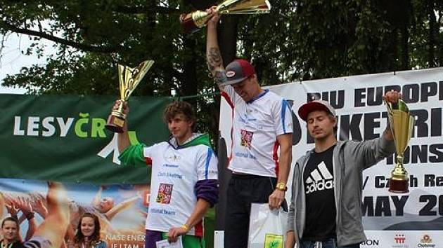 Blanenský biketrialista Václav Kolář (uprostřed) si v Březové u Sokolova dojel v kategorii elite pro titul mistra Evropy. Jeho oddílový kolega Martin Kakáč (vlevo) skončil druhý. 