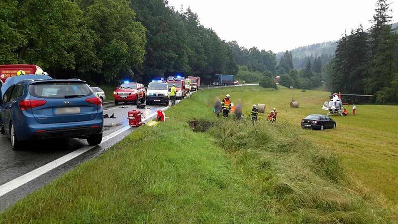 Vážná dopravní nehoda blokuje tah I/43 za Černou Horou ve směru na Brno.