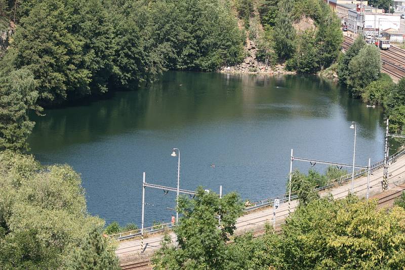 Zatopený lom na okraji Blanska je vyhledávanou lokalitou pro koupání. Je však v soukromých rukou a platí tam zákaz koupání. Ten lidé porušují.