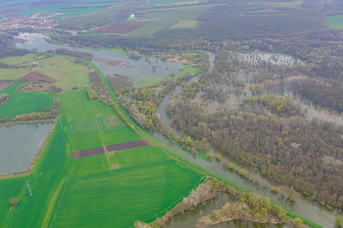 Petr Buchta z Adamova na Blanensku si po vydatných deštích udělal výlet na Břeclavsko. Motorový paraglidista vyfotografoval rozvodněnou řeku Dyji. Z výšky zachytil také jezera pod Pálavou.