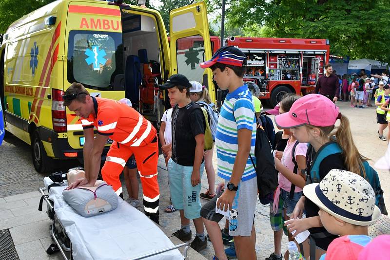 Policejní auta, hasiči, sanitka. Výstroj policistů a hloučky dětí i dospělých okolo. Na prostranství u Zámeckého skleníku v Boskovicích bylo ve středu dopoledne pořádně živo. O půl deváté ráno tam odstartovala akce Den s Policií ČR.