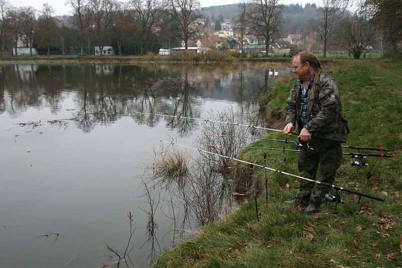 Oborský rybník v Černé Hoře je nový svazový revír Býkovka 1A. Zatím se ho po loňském výlovu nepodařilo zcela napustit a také rybí obsádka se doplňuje postupně.