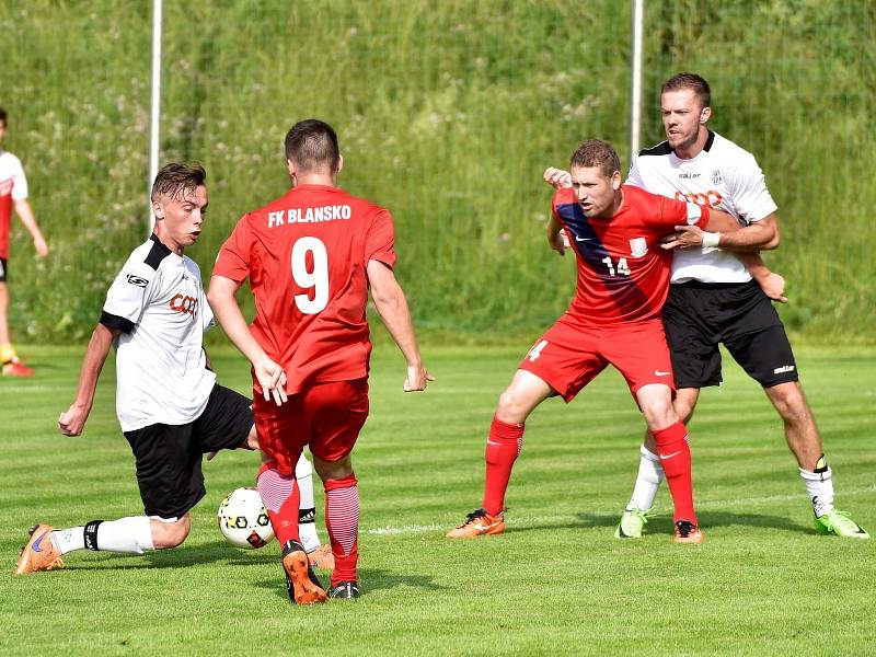 V předposledním kole fotbalové divize remizoval FK Blansko (červené dresy) se Slovanem Havlíčkův Brod 1:1.