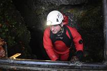 Hasiči a jeskynní záchranáři cvičili v jeskyni Nová Rasovna u Holštejna na Blanensku záchranu zraněné osoby z podzemí.