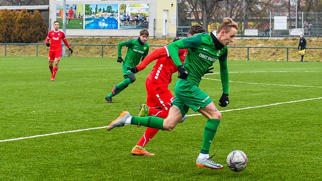 Ráječští fotbalisté (v zeleném) začnou jarní část nedělním utkáním v Ivančicích.