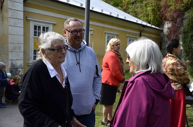 Třicet let. Téměř polovinu života spojil akademický sochař Karel Otáhal s Velkými Opatovicemi na Blanensku. Zde před půl stoletím také zemřel. Místní mu u příjezdovém cesty v parku poblíž tamního zámku nedávno odhalili pomník.