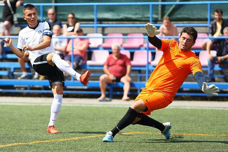 Blanensko (v bílých dresech) na domácím hřišti porazilo v úvodním čtvrtfinále Plzeň 5:1.