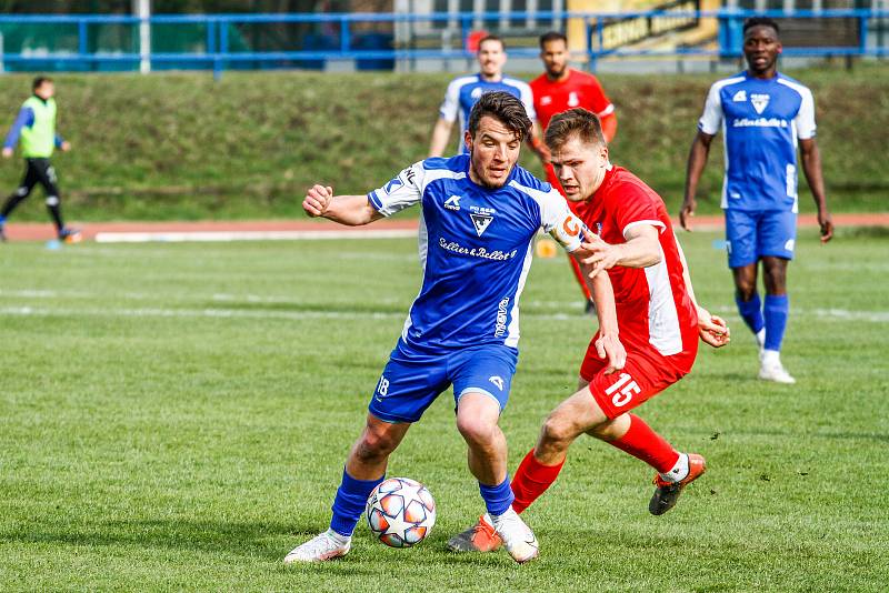 Blanenští fotbalisté (v červeném) porazili Vlašim 2:0.