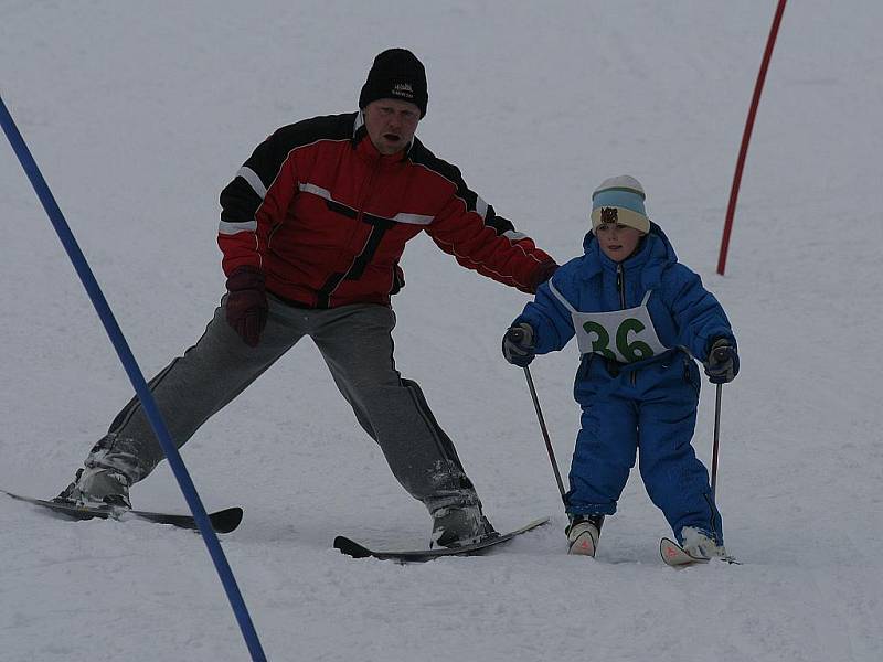 Dětský slalom v lyžařském areálu v Hlubokém u Kunštátu.