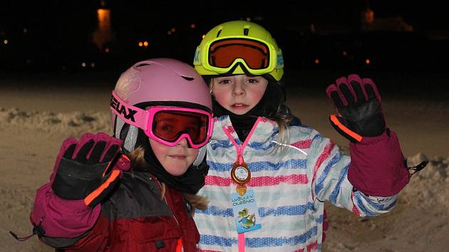 Na Blanensku už také začala lyžařská sezona. V Olešnici v pátek ve čtyři hodiny odpoledne spustili v tamním ski areálu kotvu a dětský vlek. I když na lyžování nebyly ideální podmínky a upravená je zatím jen část sjezdovky, desítkám lidí to vůbec nevadilo.