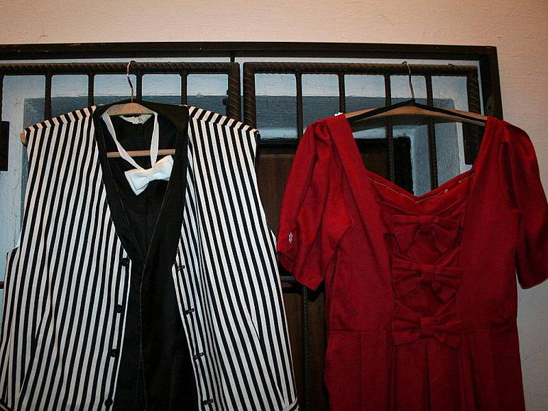 Jednu z místností kulturního domu v Lažanech zaplnila výstava Vše o šití aneb Jak vznikne oděv. 
