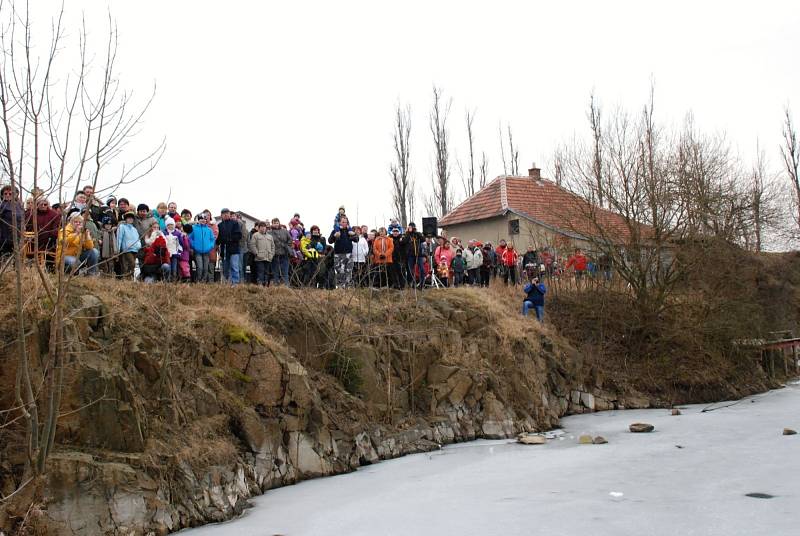 Zatopený lom v Šošůvce obsadili otužilci. Ti si v neděli odpoledne zaplavali ve vodě, která měla dva stupně.