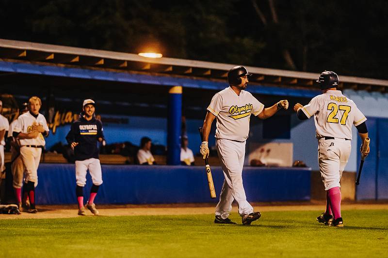 Blanenští baseballisté (v bílém) se zachránili v české extralize, když porazili tým Sokolu Hluboká.