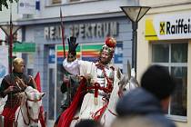 V neděli v Blansku vyvrcholily několikadenní oslavy vítání svatého Martina. Patrona města. Před polednem prošel centrem za dohledu policistů historický průvod.