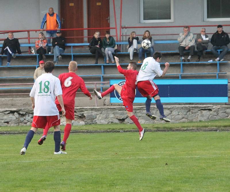 Fotbalisté Boskovic (v bílém) remizovali doma s favorizovanou Moravskou Slavií Brno 4:4. Domácí přitom ještě dvě minuty před koncem vedli 4:2. O výhru přišli až v nastavení.